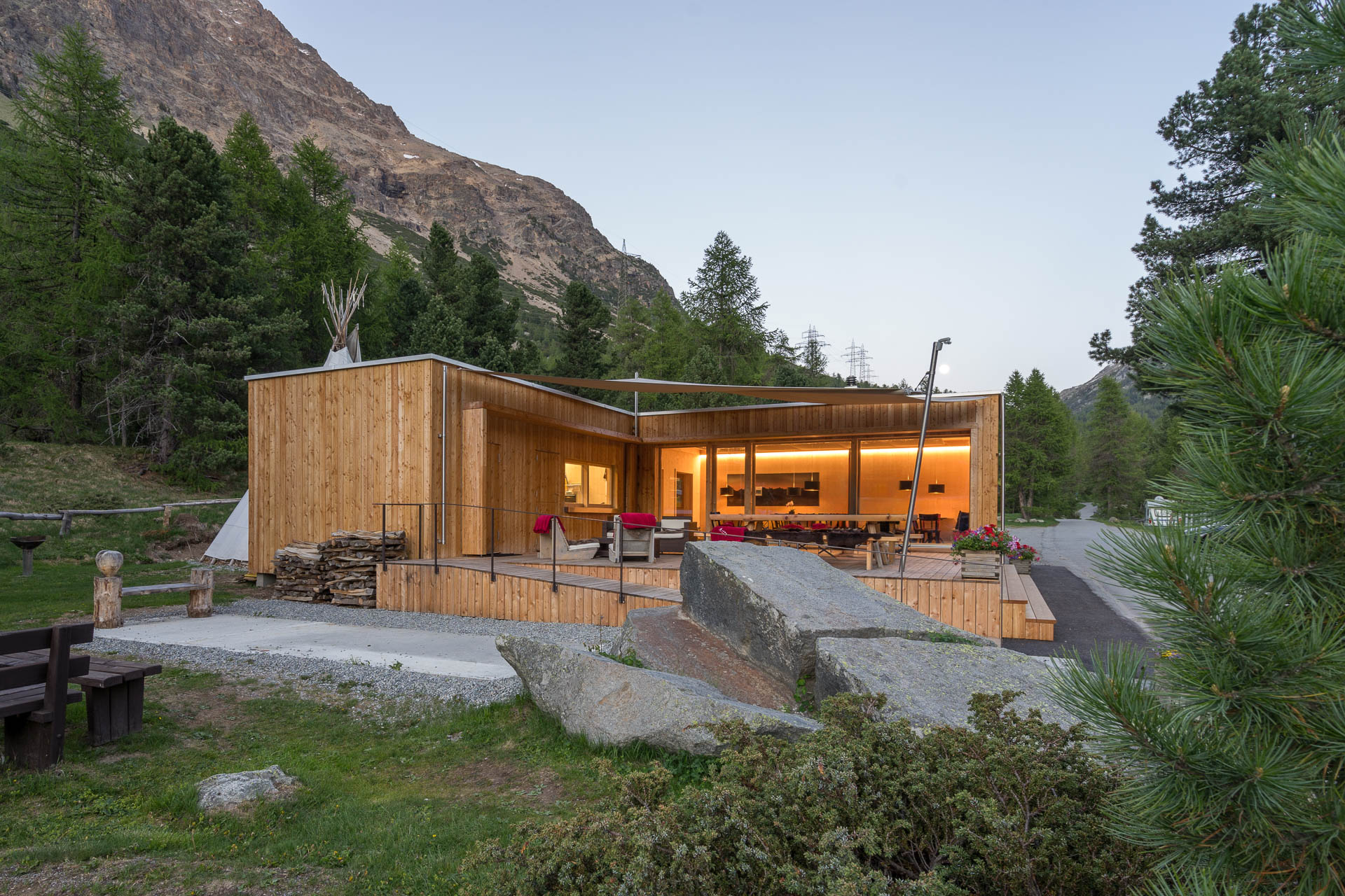 Apero-Plättchen, feines Abendessen, lokales Bier, Wein - das Camping-Restaurant bietet alles