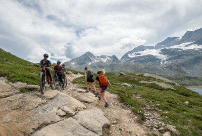 Wanderer und Biker teilen sich die Wanderwege im Engadin