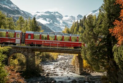 Der Bernina Express mit dem Morteratsch Gletscher im Hintergrund.