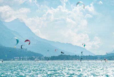 Kiter, Windsurfer und Winger teilen sich die Oberengadiner Seen