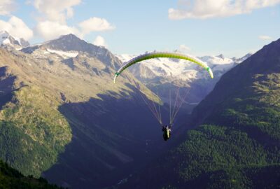 Paraglider welcher von der Bergstation Muottas Muragl gestartet ist