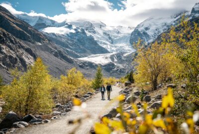 Junges Wanderpaar unterwegs auf dem Gletscherpfad vor dem Morteratsch.