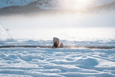 Eisbaderin im vom Eis befreitem Teil vom See
