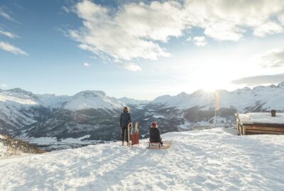 Schlittler bei Sonnenuntergang auf Muottas Muragl, nahe Pontresina