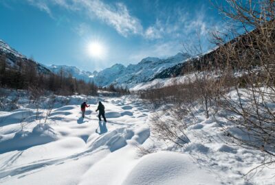 Schneeschuhläufer in verschneiter Landschaft rund um Pontresina