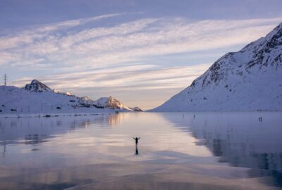 Eislaufen auf gefrorenem See beim Berninapass