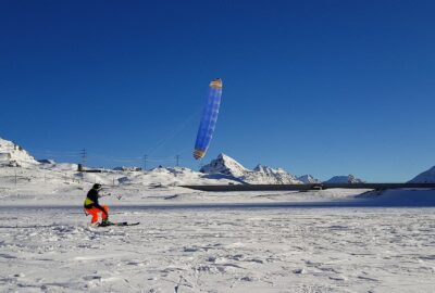 Snowkiter auf dem gefrorenem See Piz Nair