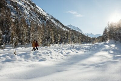 Gemütliches Winterwandern im idyllischem Seitental vom Engadin
