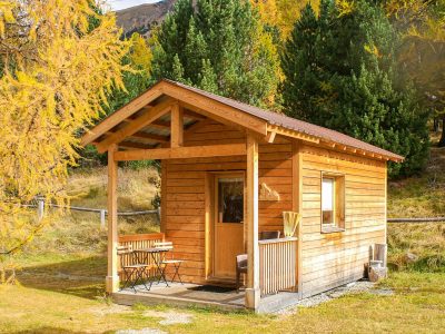 Die Holzhäuser bieten einen gut genutzten Innenraum mit Galerie sowie eine eigene kleine Terrasse im Aussenbereich.