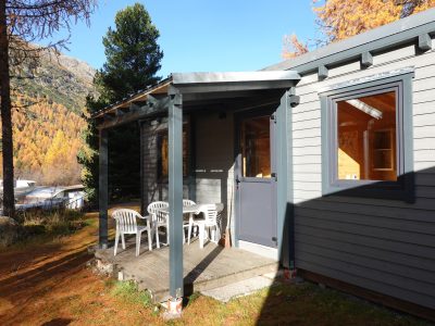 Sonnenterasse mit Stühlen und Regendach