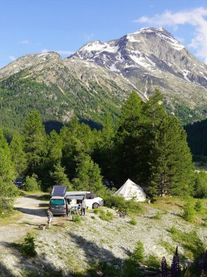 VW Bus und Tipi mit Blick auf das Berninamassiv beim Camping Morteratsch in den Schweizer Alpen