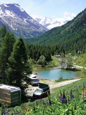 Wohnmobil, VW Bus auf dem Camping Morteratsch haben direkten Ausblick auf die Berge