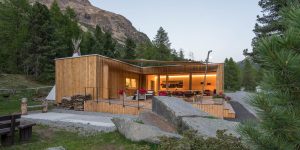 Apero-Plättchen, feines Abendessen, lokales Bier, Wein - das Camping-Restaurant bietet alles