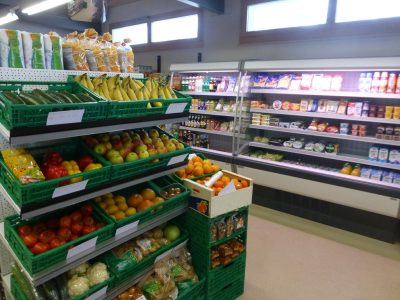 Zum Sortiment gehören auch Frischprodukte, Obst und Gemüse