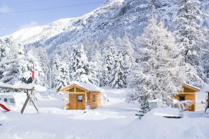 Die beheizten Holzhäuser sorgen für ein komfortables Wintercampieren im Engadin