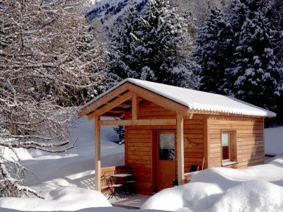 Holzhaus im Winter mit direktem Zugang zu den Winterwanderwegen und Langlaufloipen
