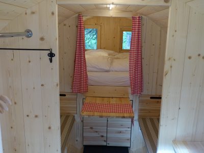 Es gibt genügend Stauraum unter den Sitzen für dein Gepäck