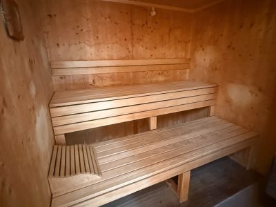 Die Campingsauna bietet 2 Liegeplätze oder man kann mit 4 Personen aufsitzen