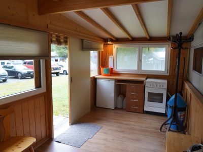 Die Küche mit Gasherd mit Backofen, Kühlschrank und Grundausstattung an Kochgeschirr