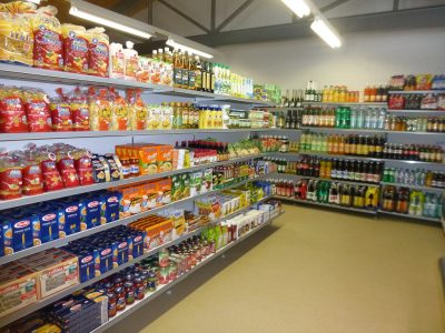 Nebst einem grossen Sortiment an Mineral und ausgewählten Weinen, gibt es natürlich auch die Standard-Lebensmittel wie Pasta, Reis, etc.