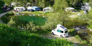 Wohnwagen und VW California rund um den See Lej Pitschen