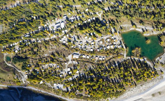 Luftaufnahme verschafft Überblick auf den Camping und dessen naturreiche Umgebung