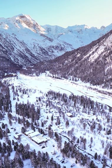 Winteraufnahme überhalb des Campingplatzes als die letzten Sonnenstrahlen noch auf dem Munt Pers und Bellavista liegen