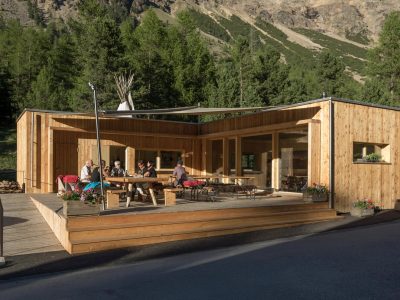 Sommerliche Abendsonne auf der Terasse vom Restaurant