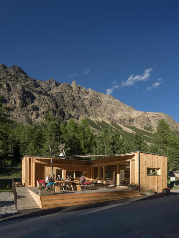 Restaurantterrasse mit Abendlicht und Bergblick auf dem Campingplatz Morteratsch in Graubünden