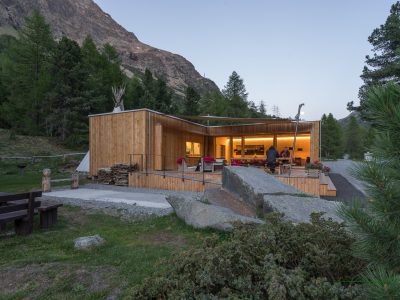 Gäste geniessen die Köstlichkeiten des Hauses auf der Terasse