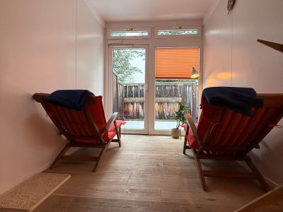 Bequem erholen in den 2 Liegestühlen