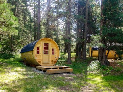 Die begehrten Schlaffässer bieten eine einfache und besondere Übernachtungsmöglichkeit in der Natur