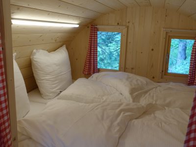 Das bequeme Doppelbett mit Aussicht in die Natur