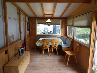 Das beheizte, grosszügige Vorzelt mit schöner Aussicht lädt zum Verweilen ein