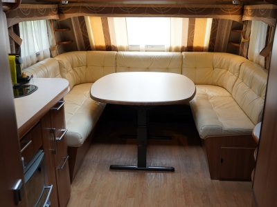 Das grosse Doppelbett kann man auch zu einer gemütlichen Sitzecke mit Tisch umfunktionieren