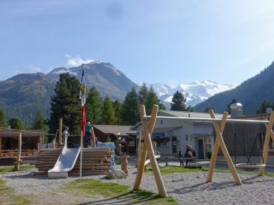 Das Spielparadies für Kinder mit diversen Kletterelementen, Balanceübungen, Schaukeln, Gireizlen und was sonst noch das Kinderherz höher schlagen lässt