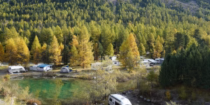 Herbstliche Farbenpracht macht das Campieren rund um Lej Pitschen noch schöner. Beispielsweise beim abgeschiedenen Platz Nr 157