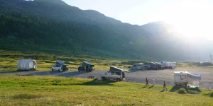 VW-Busse und Wohnmobile auf dem Stellplatz 1 bei Diavolezza