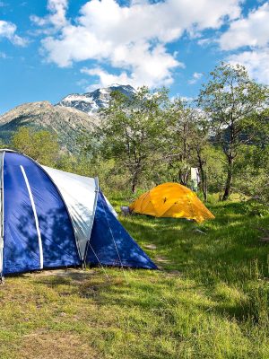 Zeltplatz auf dem Inseli im Grünen für ruhiges Naturcamping fernab vom Verkehr auf dem Camping Morteratsch