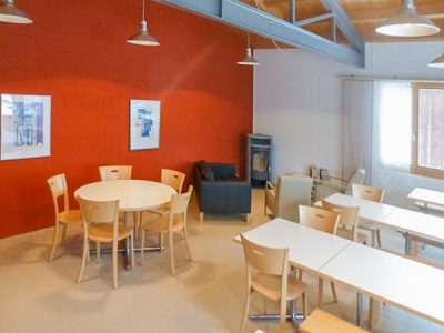 Lounge, Stühle und Tische im Aufenthaltsraum